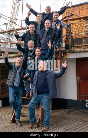 Des membres de la troupe de Fisherman's Friends - The musical pendant un photocall au Tall Ship Glenlee, à Glasgow, avant la soirée d'ouverture de la production au King's Theatre. Date de la photo: Mardi 9 mai 2023. Banque D'Images