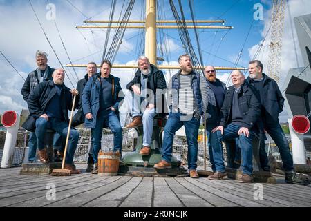 Des membres de la troupe de Fisherman's Friends - The musical pendant un photocall au Tall Ship Glenlee, à Glasgow, avant la soirée d'ouverture de la production au King's Theatre. Date de la photo: Mardi 9 mai 2023. Banque D'Images