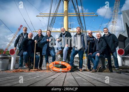 Des membres de la troupe de Fisherman's Friends - The musical pendant un photocall au Tall Ship Glenlee, à Glasgow, avant la soirée d'ouverture de la production au King's Theatre. Date de la photo: Mardi 9 mai 2023. Banque D'Images