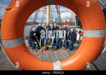 Des membres de la troupe de Fisherman's Friends - The musical pendant un photocall au Tall Ship Glenlee, à Glasgow, avant la soirée d'ouverture de la production au King's Theatre. Date de la photo: Mardi 9 mai 2023. Banque D'Images