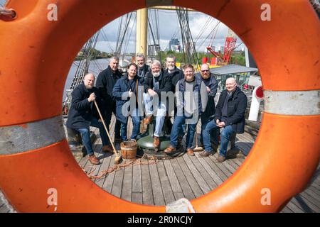 Des membres de la troupe de Fisherman's Friends - The musical pendant un photocall au Tall Ship Glenlee, à Glasgow, avant la soirée d'ouverture de la production au King's Theatre. Date de la photo: Mardi 9 mai 2023. Banque D'Images