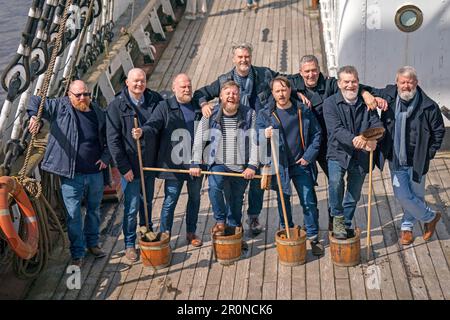 Des membres de la troupe de Fisherman's Friends - The musical pendant un photocall au Tall Ship Glenlee, à Glasgow, avant la soirée d'ouverture de la production au King's Theatre. Date de la photo: Mardi 9 mai 2023. Banque D'Images