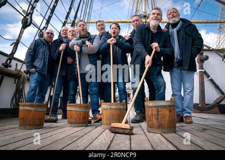 Des membres de la troupe de Fisherman's Friends - The musical pendant un photocall au Tall Ship Glenlee, à Glasgow, avant la soirée d'ouverture de la production au King's Theatre. Date de la photo: Mardi 9 mai 2023. Banque D'Images