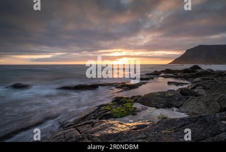 Flakstad soleil de minuit, région de Reine, Banque D'Images