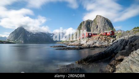 Flakstad soleil de minuit, région de Reine, Banque D'Images