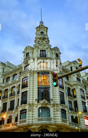 Madrid, Espagne - 26 avril 2023: Vue à angle bas de la façade du bâtiment avec une tour culminant à Gran via Banque D'Images