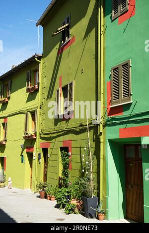 Documentation photographique des maisons colorées de Ghizzano Pise Italie Banque D'Images