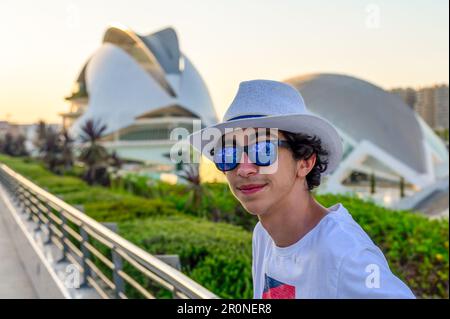 Valence, Espagne - 17 juillet 2022: Portrait d'un jeune homme d'Amérique latine avec le Palais des Arts en arrière-plan. Banque D'Images