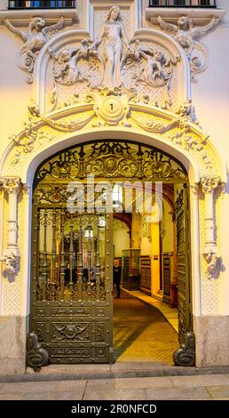 Madrid, Espagne - 26 avril 2023 : porte d'entrée très décorée dans un bâtiment de la Gran via Banque D'Images