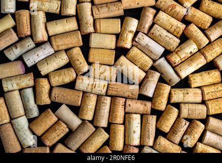 Arrière-plan de divers bouchons anciens de bouchons de différents types de vin, vue de dessus Banque D'Images