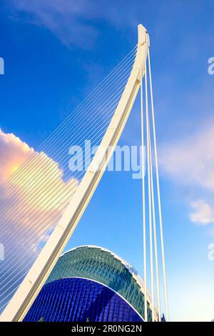 Valence, Espagne - 17 juillet 2022 : caractéristique architecturale du pont de l'Assut de l'Or et du bâtiment l'¿gora dans un ciel bleu. Banque D'Images