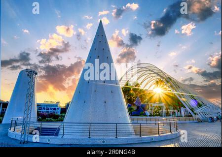 Valence, Espagne - 17 juillet 2022 : coucher de soleil avec poutres de soleil à travers le bâtiment l'Umbracle. La « Ciudad de las Artes y las Ciencias » est une internationale Banque D'Images