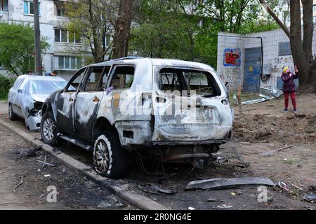 Des voitures détruites après que les restes d'un tir de drone russe ont explosé près d'un immeuble résidentiel à Kiev. La scène après l'explosion de l'épave d'un drone russe abattu près d'un immeuble résidentiel de Kiev sur 8 mai 2023, dans le contexte de l'invasion russe de l'Ukraine. - Le commandement aérien de l'Ukraine a déclaré que les 35 drones russes lancés dans la ville avaient été détectés et abattus, tandis que l'administration militaire locale a déclaré qu'au moins cinq personnes avaient été blessées et que des débris avaient causé des dégâts dans plusieurs zones. (Photo par Aleksandr Gusev / SOPA Images/Sipa USA) Banque D'Images