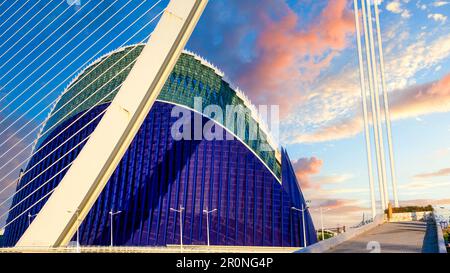 Valence, Espagne - 17 juillet 2022 : caractéristique architecturale du pont Assut de l'Or et du bâtiment l'¿gora. Le monument national est un grand attir touristique Banque D'Images