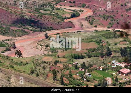 Vue aérienne d'un village de montagne dans les montagnes de Chuquisaca, Bolivie Banque D'Images