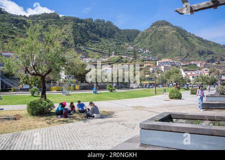 Ile de Madère Portugal - 04 19 2023: Vue sur le jardin de la ville avec les touristes qui l'apprécient, vue générale de la ville en arrière-plan, village de Porto Moniz, Mad Banque D'Images