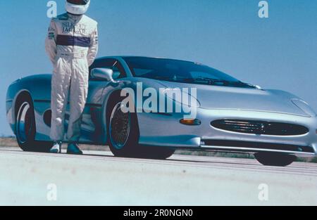 Voiture de course Jaguar XJ220 et pilote d'équipe Silk Cut, Italie 1993 Banque D'Images