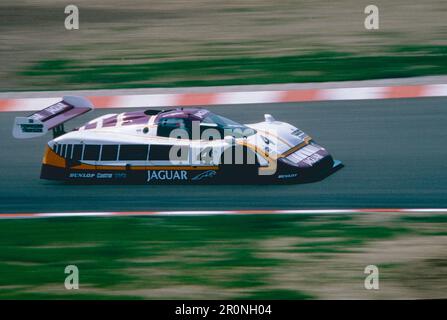 Voiture de course Jaguar XJ220 Silk Cut Team, le Mans, France 1993 Banque D'Images