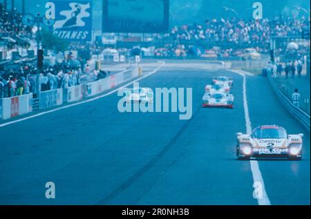 Voiture de course Jaguar XJ220 Silk Cut Team, le Mans, France 1993 Banque D'Images