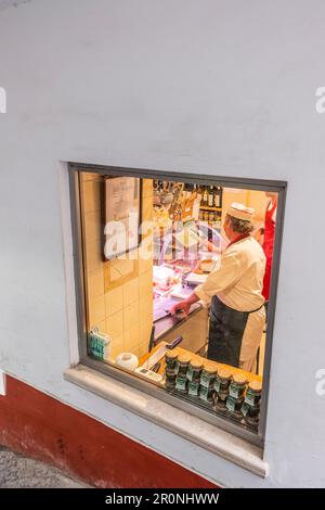 Bouchers dans les rues arrière de Capri, île de Capri, golfe de Naples, Italie Banque D'Images