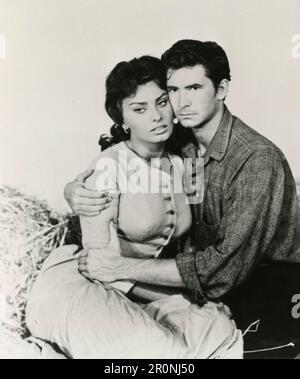 L'actrice italienne Sophia Loren et l'acteur Anthony Perkins dans le film Desire sous les Elms, USA 1958 Banque D'Images