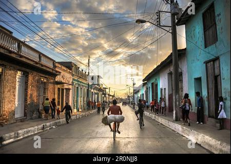 Les vélos de garçon se délaillent dans les rues de Trinidad. Cuba Banque D'Images