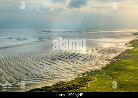 Vue aérienne sur la mer du Nord. La mer des Wadden d'en haut. Allemagne, Frise orientale, Mer du Nord Banque D'Images