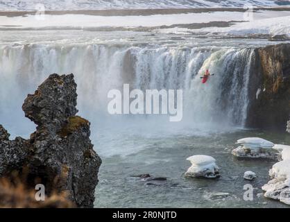 Islande, Islande, Grand Nord, Frost, froid, Glace, neige, hiver, kayak, kayak, Eau blanche, Godafoss, danger, glace, chute d'eau, Février Banque D'Images