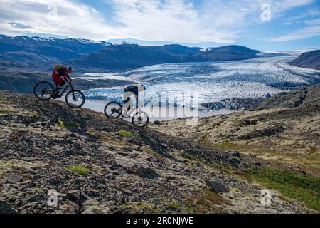 Islande, Road trip, mi-été nuit, VTT, MTB, glacier, lac glaciaire, icebergs Banque D'Images