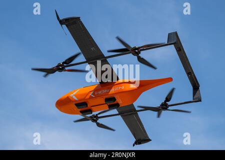 Garching, Allemagne. 09th mai 2023. Le drone Mission Pulse du projet de drone Horyzn, qui peut faire voler un défibrillateur sur les lieux, est présenté en vol lors d'une conférence tu Munich sur l'avenir de l'industrie de drone au centre de recherche Galileo Garching. Crédit : Lennart Preiss/dpa/Alay Live News Banque D'Images