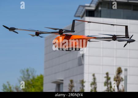 Garching, Allemagne. 09th mai 2023. Le drone Mission Pulse du projet de drone Horyzn, qui peut faire voler un défibrillateur sur les lieux, est présenté en vol lors d'une conférence tu Munich sur l'avenir de l'industrie de drone au centre de recherche Galileo Garching. Crédit : Lennart Preiss/dpa/Alay Live News Banque D'Images