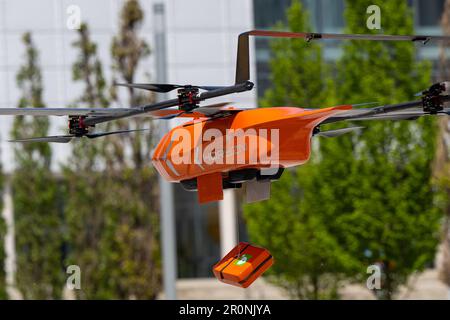 Garching, Allemagne. 09th mai 2023. Le drone Mission Pulse du projet de drone Horyzn, qui peut faire voler un défibrillateur sur les lieux, est présenté en vol lors d'une conférence tu Munich sur l'avenir de l'industrie de drone au centre de recherche Galileo Garching. Crédit : Lennart Preiss/dpa/Alay Live News Banque D'Images