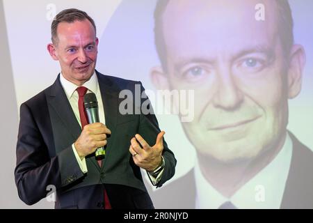 Garching, Allemagne. 09th mai 2023. Le ministre fédéral des Transports, Volker Wissing (FDP), s'exprime devant une projection de son portrait lors d'une conférence de tu Munich sur l'avenir de l'industrie des drones au Centre de recherche Galileo Garching. Crédit : Lennart Preiss/dpa/Alay Live News Banque D'Images