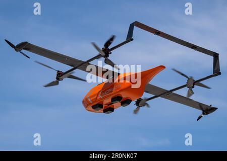 Garching, Allemagne. 09th mai 2023. Le drone Mission Pulse du projet de drone Horyzn, qui peut faire voler un défibrillateur sur les lieux, est présenté en vol lors d'une conférence tu Munich sur l'avenir de l'industrie de drone au centre de recherche Galileo Garching. Crédit : Lennart Preiss/dpa/Alay Live News Banque D'Images
