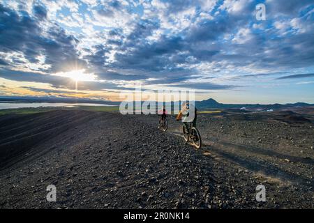 Islande, Road trip, mi-été nuit, VTT, MTB, Volcan, Myvatn, vélo, e-bike, poussière Banque D'Images