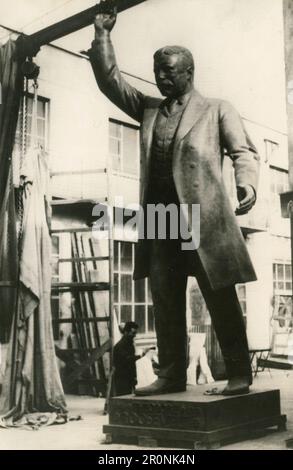 La statue de bronze de six mètres du président américain Theodore Roosevelt par l'artiste américain Paul Manship commandé pour un mausolée commémoratif sur le fleuve Potomac, fonderie de Battaglia, Milan Italie 1966 Banque D'Images