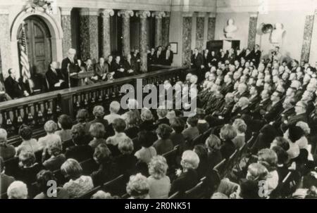 Homme politique américain Everett McKinley Dirksen parlant dans l'ancienne chambre historique de la Cour suprême dans le Capitole, Washington Etats-Unis 1976 Banque D'Images