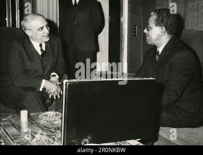 Les politiciens italiens Amintore Fanfani et Aldo Moro lors d'une réunion, Italie 1965 Banque D'Images