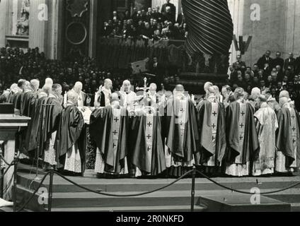 Ouverture de la messe au Conseil œcuménique de Saint-Laurent Basilique Saint-Pierre, Cité du Vatican 1965 Banque D'Images