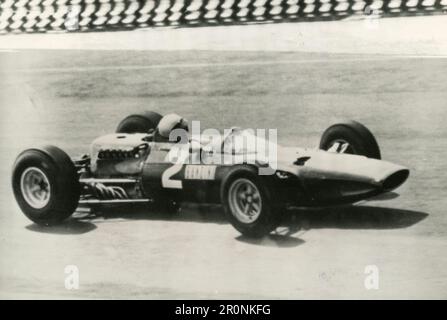 Pilote italien Lorenzo Bandini avec la Ferrari 1512 N.2, 1965 Banque D'Images