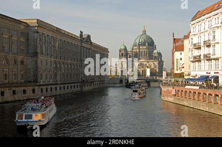 Berlin, Allemagne : la rivière Spree dans le centre de Berlin. Bibliothèque de la ville (à gauche), église cathédrale de Berlin (au centre) et quartier Nikolai (à droite). Banque D'Images