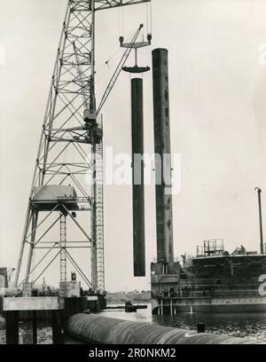 Grue à tour pour la construction de bancs de forage off-shore, Royaume-Uni 1966 Banque D'Images