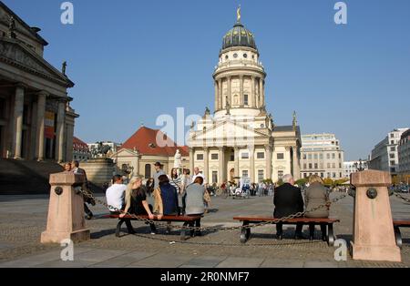 Berlin, Allemagne : Gendarmenmarkt, une grande place de Berlin avec la salle de concert (Konzerthaus) à gauche et la cathédrale française (Franzosischer Dom) devant. Banque D'Images