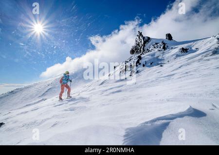 La visite de Woman en ski s'élève à Etna par la tempête, site classé au patrimoine mondial de l'UNESCO de Monte Etna, Etna, Etna, Sicile, Italie Banque D'Images