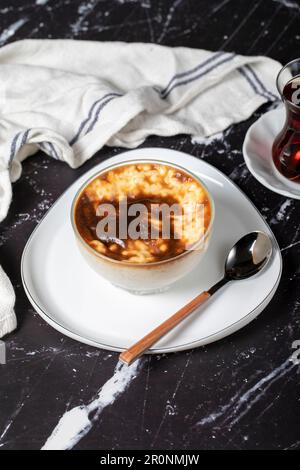 Riz au lait sur fond sombre. Dessert au riz au lait. Spécialités turques Banque D'Images