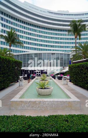 MIAMI BEACH, FL -18 FÉVR. 2023 - vue sur Fontainebleau Miami Beach, un hôtel architectural de renom conçu par Lapidus au 1950s, sur l'avenue Collins Banque D'Images