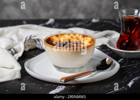 Riz au lait sur fond sombre. Dessert au riz au lait. Spécialités turques Banque D'Images