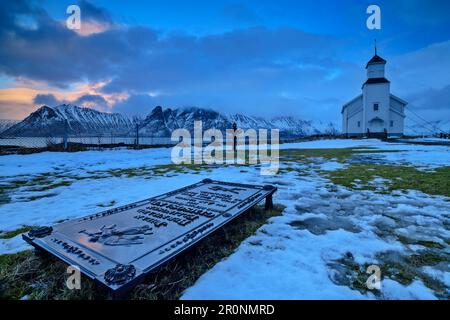 Église de Gimsoy avec dalle grave au premier plan, Gimsoy, Lofoten, Nordland, Norvège Banque D'Images