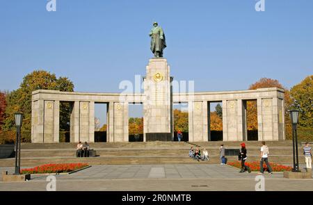 Berlin, Allemagne : le Mémorial de guerre soviétique dans le Tiergarten, Berlin. Le monument commémore ceux qui sont morts lors de la bataille de Berlin en 1945. Banque D'Images