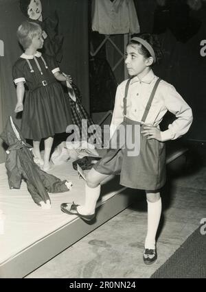 Mode pour enfants: Modèle portant une jupe-pantalon et une chemise, Italie 1966 Banque D'Images